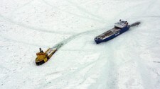 'Regal Star' og isbryter i Øsersjøen (Foto: Den svenske kystvakten) 'Regal Star' og isbryter i Øsersjøen (Foto: Den svenske kystvakten)