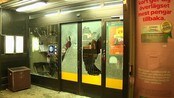 Opptøyer på femte natta i Stockholm - Urolighetene i Stockholm spredte seg i natt til bydelen Rinkeby. Brannvesenet måtte rykke ut 70 ganger i løpet av natten.
