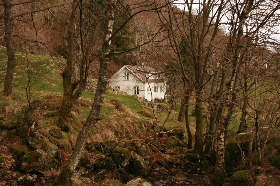 Huset sett fra stien ned til Dåtlandsstrand