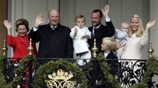Kongefamilien ved Stiftsgården (Foto: Gorm Kallestad/Scanpix)