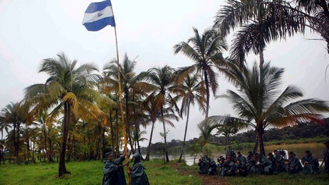 Nicaraguanske soldater ved San Juan-elva (Foto: Esteban Felix/Ap)