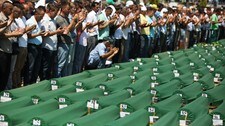 Bosniske muslimer ber ved kistene til Srebrenica-ofre (Foto: DADO RUVIC/Reuters) Bosniske muslimer ber ved kistene til Srebrenica-ofre (Foto: DADO RUVIC/Reuters)