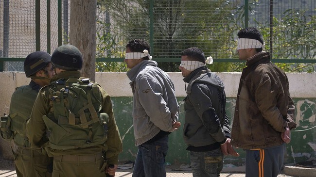 Israelske soldater fører bort unge palestinere under militæroperasjonen i Hares på Vestbredden, (Foto: DAVID FURST/AFP) Israelske soldater fører bort unge palestinere under militæroperasjonen i Hares på Vestbredden, (Foto: DAVID FURST/AFP)