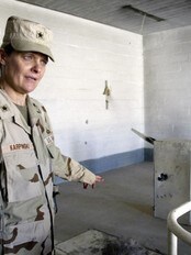Janis Karpinski, tidligere fengselssjef i Abu Ghraib (Foto: ROBERT SULLIVAN/AFP) Janis Karpinski, tidligere fengselssjef i Abu Ghraib (Foto: ROBERT SULLIVAN/AFP)