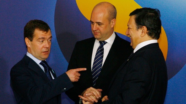 Dimitrij Medvedev, Fredrik Reinfelt og Jose Manuel Barroso (Foto: Bob Strong/Scanpix/Reuters)