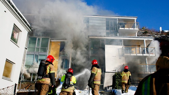 Det foregår en kontrollert utbrenning i boligblokken i Fjelltunveien i Ålesund. (Foto: Johannessen, Sara/SCANPIX)