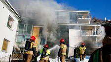 Det foregår en kontrollert utbrenning i boligblokken i Fjelltunveien i Ålesund. (Foto: Johannessen, Sara/SCANPIX)