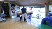 Frykter dårligere tilbud for sterkt syke barn - Sterkt utviklingshemmde barn i Kristiansand kan risikere å få et dårligere tilbud. Sørlandet sykehus har nemlig sagt opp spesialhelsetilbudet til Lillebølgen bo- og behandlingshjem.