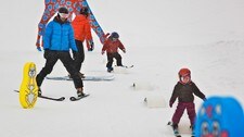 Skilek i barnebakken (Foto: Jørn H. Moen)