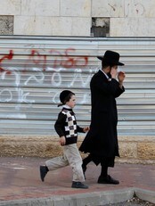Ultra-ortodoks jødisk mann i Beit Shemesh, Israel (Foto: BAZ RATNER/Reuters)