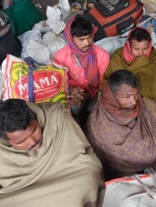 Togpassasjerer i India (Foto: Manish Swarup/Scanpix/AP)