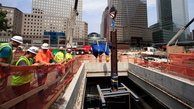 Korset på vei ned i museet på Ground Zero (Foto: POOL/Afp) Korset på vei ned i museet på Ground Zero (Foto: POOL/Afp)