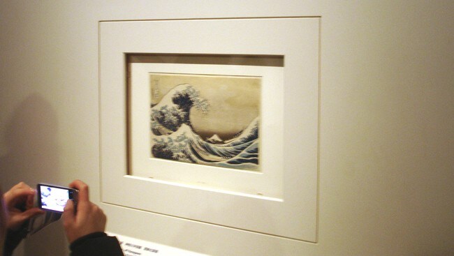 'Den store bølgen' av Hokusai fotograferes på Britisk Museum. (Foto: Nina Skurtveit/NRK)