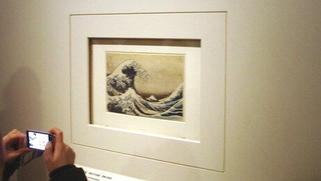 'Den store bølgen' av Hokusai fotograferes på Britisk Museum. (Foto: Nina Skurtveit/NRK) 'Den store bølgen' av Hokusai fotograferes på Britisk Museum. (Foto: Nina Skurtveit/NRK)