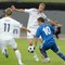 Brede Hangeland forsøker å stoppe Stabæks Veigar Pall Gunnarsson tidlig i kampen. Brede Hangeland forsøker å stoppe Stabæks Veigar Pall Gunnarsson tidlig i kampen.