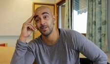 Video Adil Khan om sin rollefigur i Taxi (Foto: Nyhetsspiller)