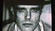 Joseph Beuys - fra en av hans videoer i Hamburger Bahnhof. (Foto: Nina Skurtveit/NRK) Joseph Beuys - fra en av hans videoer i Hamburger Bahnhof. (Foto: Nina Skurtveit/NRK)