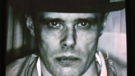 Joseph Beuys - fra en av hans videoer i Hamburger Bahnhof. (Foto: Nina Skurtveit/NRK) Joseph Beuys - fra en av hans videoer i Hamburger Bahnhof. (Foto: Nina Skurtveit/NRK)