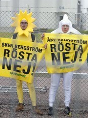 Greenpeace demonstrerer mot kjernekraftverk i Uppsala (Foto: Johanna Hanno/Afp) Greenpeace demonstrerer mot kjernekraftverk i Uppsala (Foto: Johanna Hanno/Afp)