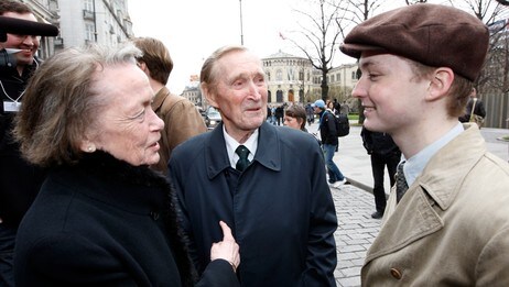 Gunnar Sønsteby, kona Anne-Karin og skuespiller Knut Joner (Foto: Åserud, Lise/SCANPIX) Gunnar Sønsteby, kona Anne-Karin og skuespiller Knut Joner (Foto: Åserud, Lise/SCANPIX)