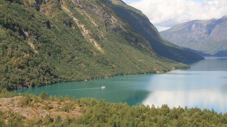 Lovatnet mot Vassenden med MB Kjendal og med Nesodden i framgrunnen (Foto: Kjell Arvid Stølen/NRK) Lovatnet mot Vassenden med MB Kjendal og med Nesodden i framgrunnen (Foto: Kjell Arvid Stølen/NRK)