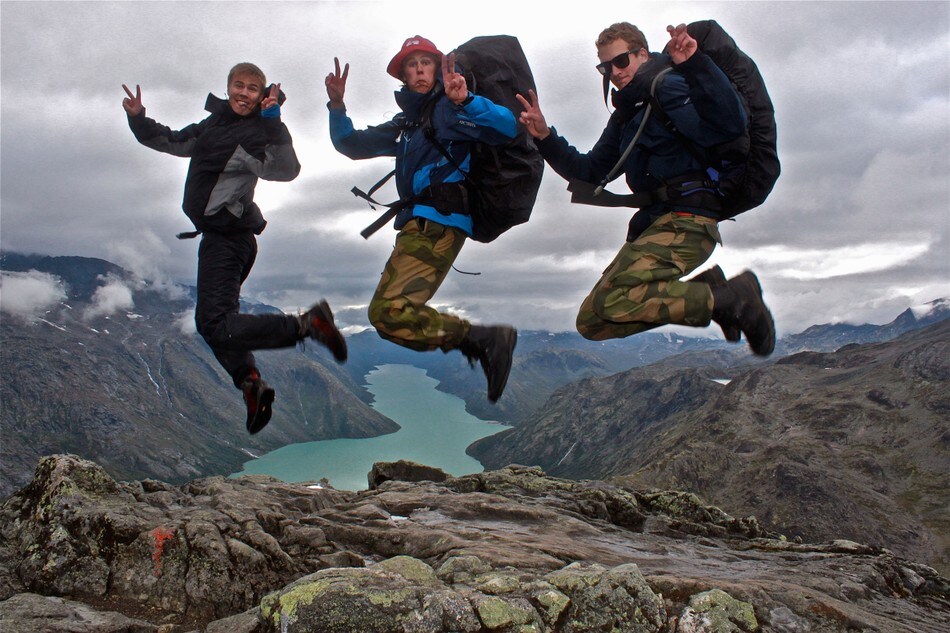 Knut, Christoffer og Kristian hopper over Besseggen med 20 kg på ryggen!