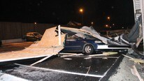 Tak falt ned på bil på Tjelta (Foto: Ronny Hjertås)