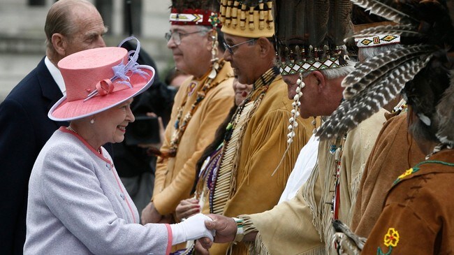 Dronning Elizabeth besøkte en indianerstamme i Virginia. (Foto: JASON REED/REUTERS)