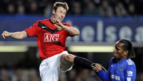 Jonny Evans stempler Didier Drogba i brystet (Foto: Adrian Dennis/Scanpix/AFP)