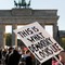 Demonstranter ved Brandenburger Tor i Berlin. Demonstranter ved Brandenburger Tor i Berlin.