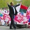 Francois Hollande 'omfavner tilhengerne' på slutten av Sosialistparties folkemøte ved Chateau de Vincennes, utenfor Paris, søndag 15. april.
