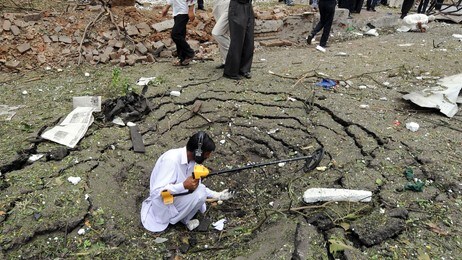 Bombekrater (Foto: AAMIR QURESHI/AFP) Bombekrater (Foto: AAMIR QURESHI/AFP)
