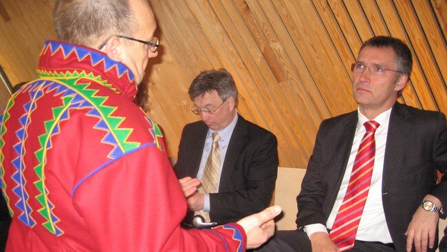 Sametingpresident Egil Olli og statsminister Jens Stoltenberg (Foto: Nils Henrik Måsø/NRK)