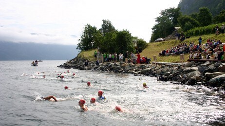 Symjarane kastar seg i vatnet på Borlaug i Vik. (Foto: Heidi Fagna/NRK)
