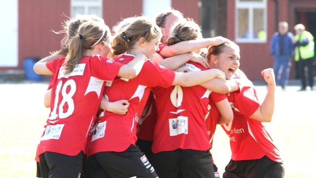Tina Algrøy feirer scoring for Arna-Bjørnar mot Donn (Foto: Roy Hilmar Svendsen/NRK) Tina Algrøy feirer scoring for Arna-Bjørnar mot Donn (Foto: Roy Hilmar Svendsen/NRK)