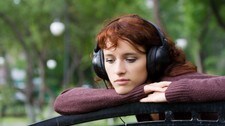 Sad young woman listening to music. (Foto: colourbox) Sad young woman listening to music. (Foto: colourbox)