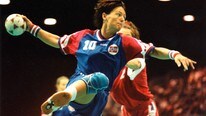 Trine Haltvik i aksjon mot Sør-Korea i OL-finalen i Atlanta 1996. Norge tapte kampen. (Foto: Erik Johansen/Scanpix)