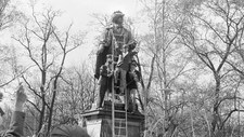 Wergeland hedres av Oslo-russen (Foto: Scanpix/SCANPIX) Wergeland hedres av Oslo-russen (Foto: Scanpix/SCANPIX)