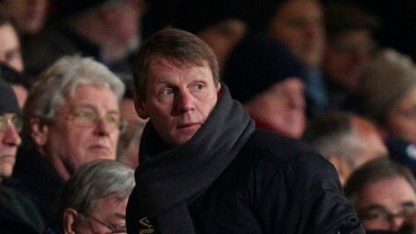 SOCCER-EUROPE/SCOTLAND England Under 21 team manager Stuart Pearce looks back as he leaves the stadium after watching Hearts play Celtic during their Scottish Premier League soccer match at Tynecastle Stadium in Edinburgh, Scotland (Foto: DAVID MOIR/Reuters)