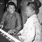 1974: Muahammad Ali spiller på pianoet, mens Etta James synger med. 