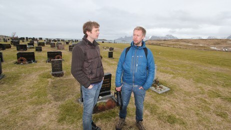 Stian og Klaus møtes for første gang for å se på Fredvang Kirkegård Stian og Klaus møtes for første gang for å se på Fredvang Kirkegård