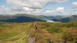 På stien mellom Hamlagrø i Bergsdalen og Vending turisthytte. Hamlagrøvatnet bak.   T-merket rute.
