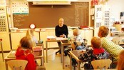 Gravid lærer i full jobb