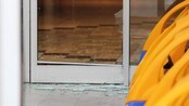 Innbrot på Kvadrat - Innbrotstjuvar knuste i natt vindauge til hovudinngangen på kjøpesenteret Kvadrat i Sandnes. Deretter forsynte dei seg av verdiar for fleire hundre tusen kroner hos Gullsmed Christophersen.