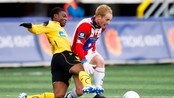 Lillestrøms Edwin Eziyodawe i duell med Tromsøs Tommy Knarvik