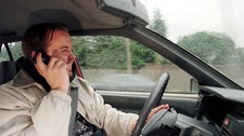 Mobiltelefon og bil (Illustrasjonsfoto) (Foto: Aamodt, Lars/Scanpix)