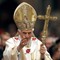 Pave Benedict XVI vinker farvel når han forlater Peterskirken påskeaften.