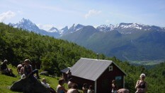 Til Måsvassbu fra Isfjorden over Loftskardet. Idylliske Loftskardsetra med flott utsik mot Romsdalen.