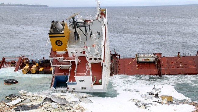 Skipet 'Rena' utenfor New Zealand (Foto: Maritime New Zealand, Graeme Brown/Ap) Skipet 'Rena' utenfor New Zealand (Foto: Maritime New Zealand, Graeme Brown/Ap)