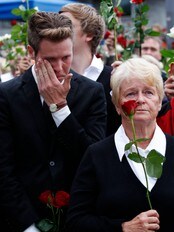 Eskil Pedersen og Gro Harlem Brundtland i rosetoget etter 22. juli (Foto: Aas, Erlend/NTB scanpix) Eskil Pedersen og Gro Harlem Brundtland i rosetoget etter 22. juli (Foto: Aas, Erlend/NTB scanpix)